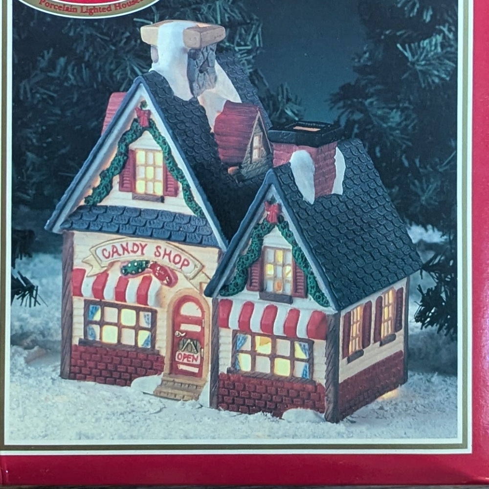 New NIB Dickens Collectables Vintage Christmas Candy Shop Santa Village Decor - Picture 2 of 4